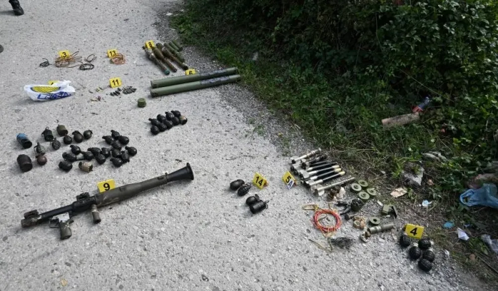 Drama kod Zenice: Vozač pobjegao policiji i putem izbacio 45 bombi, mine, zolje i rakete