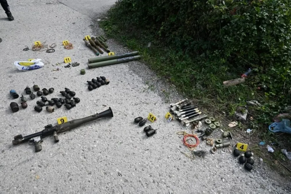 Drama kod Zenice: Vozač pobjegao policiji i putem izbacio 45 bombi, mine, zolje i rakete