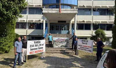 (VIDEO) Protest ispred Zavoda za geolo&scaron;ka istraživanja: Traže poni&scaron;tenje rje&scaron;enja za kamenolom