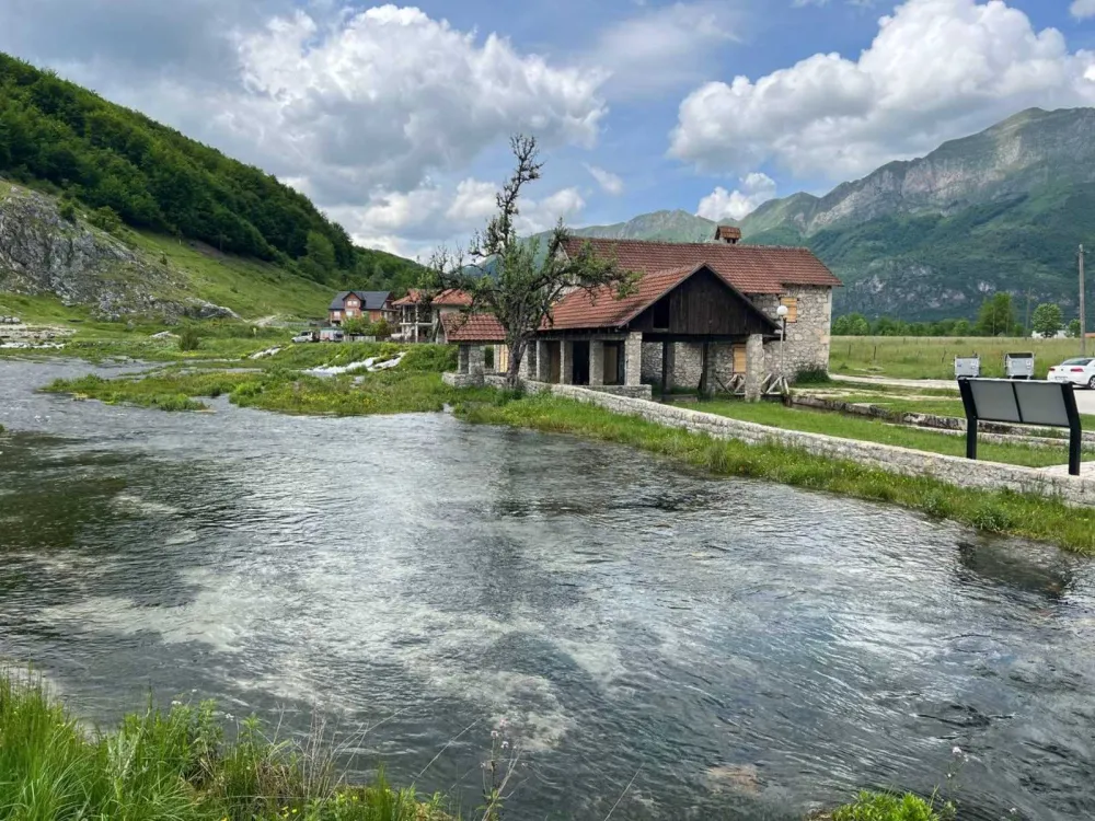 Umjesto u fla&scaron;e, voda sa Alipa&scaron;inih izvora teče u prazno